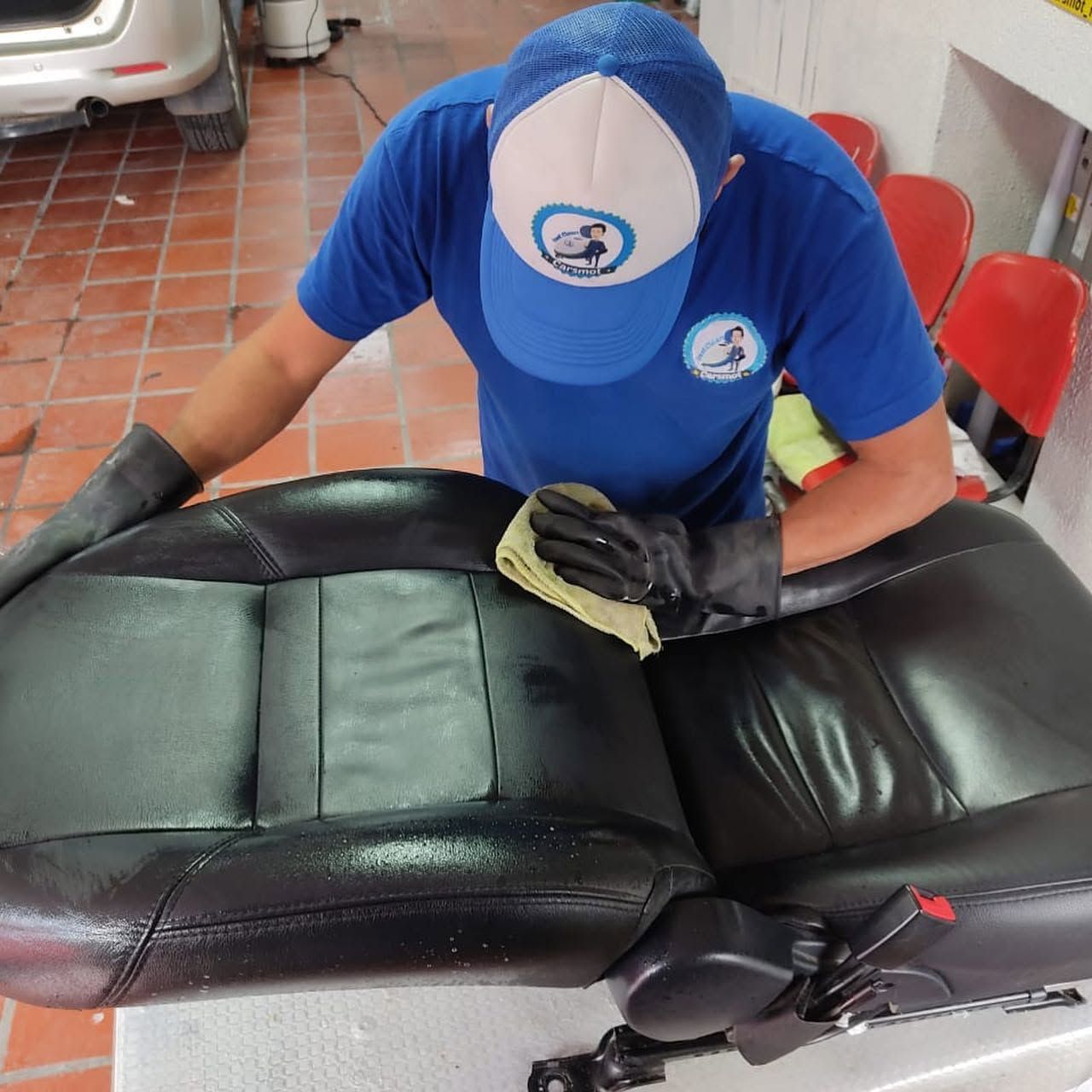 Técnico de Carsmot trabajando en el interior de un vehículo