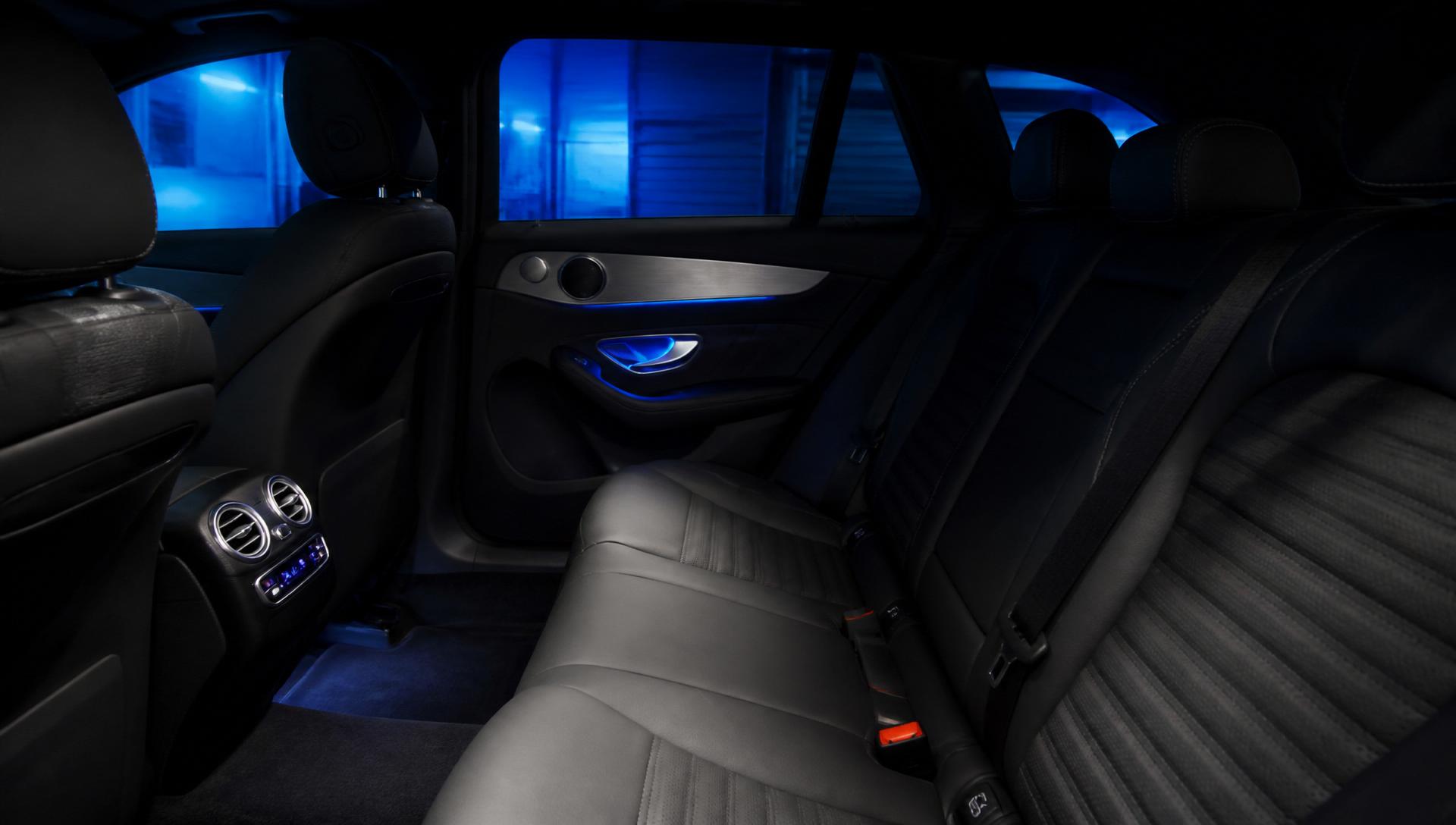 Interior de vehículo impecable tras detailing profesional Carsmot